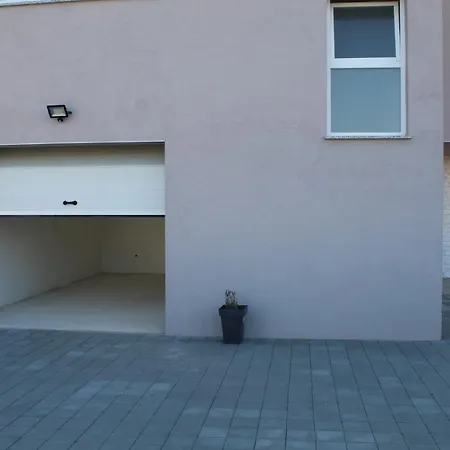 Carmen Debeljak Villa Podvrsje