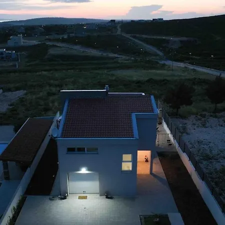 Carmen Debeljak Villa *