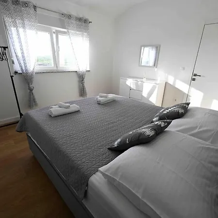 Carmen Debeljak Villa