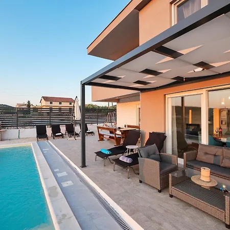 Willa Villa Carmen-Heated Pool- Near Zadar *