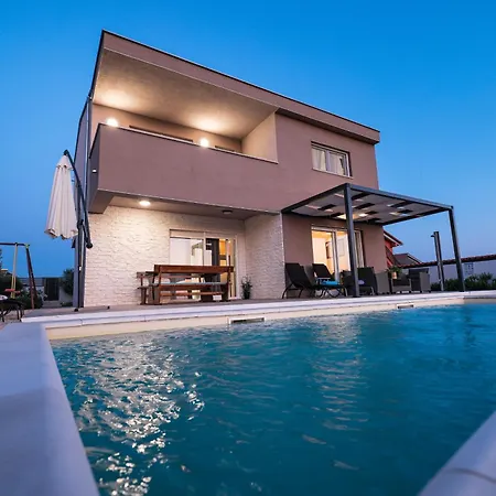 Вилла Villa Carmen-Heated Pool- Near Zadar