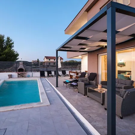 Вилла Villa Carmen-Heated Pool- Near Zadar *