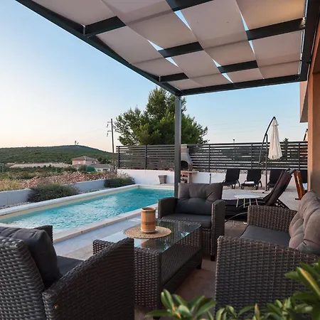 Villa Carmen-Heated Pool- Near Zadar Вилла Podvrsje