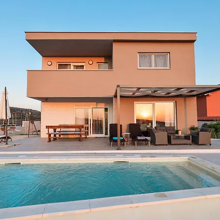 Вилла Villa Carmen-Heated Pool- Near Zadar Podvrsje