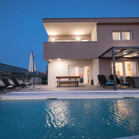 Villa Carmen-Heated Pool- Near Zadar *
