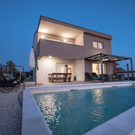 Villa Carmen-Heated Pool- Near Zadar